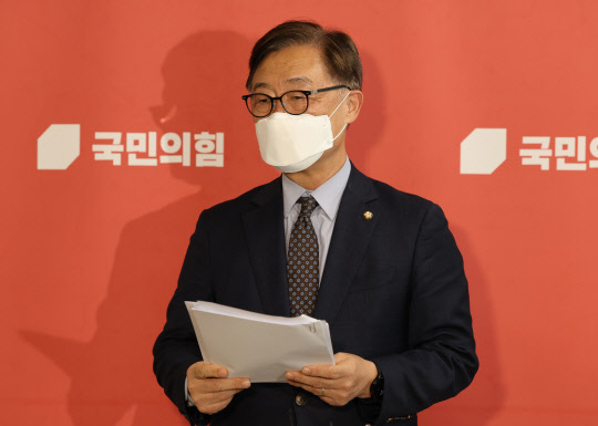 지난달 26일 최재형 국민의힘 혁신위원장이 국회에서 혁신위원회 회의 결과를 발표하는 모습. 연합뉴스.